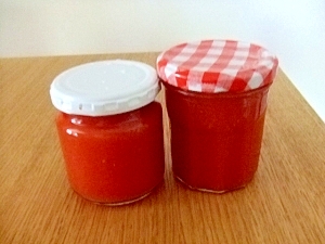 瓶に入った塩麹のトマトソース