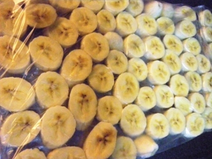 夏のバナナはやはり冷凍がスタンダード(｀・ω・´)！
そうとしか思えない暑さですよね・・ｗ
速攻食べ切る予感がします～☆