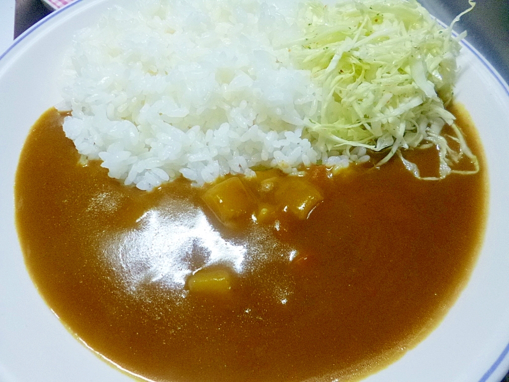 簡単！レトルトカレーアレンジ！千切りキャベツのせ