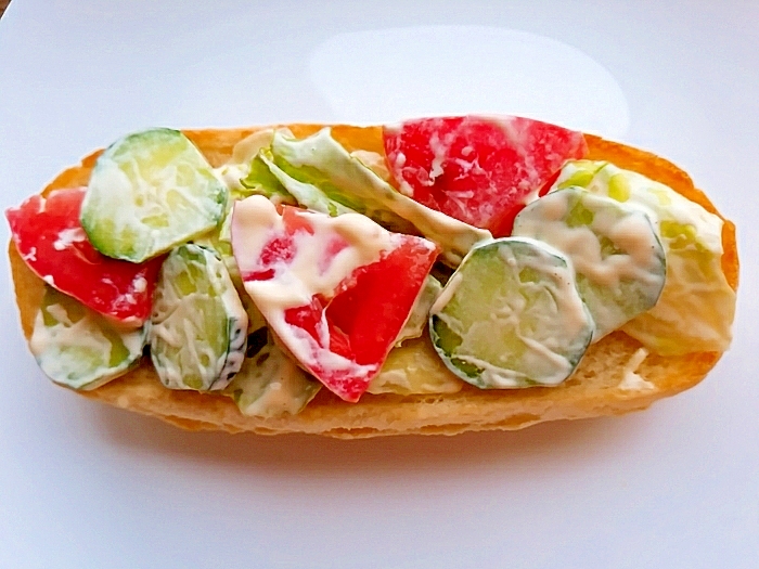 トマトときゅうりとレタスサラダのフランスパン
