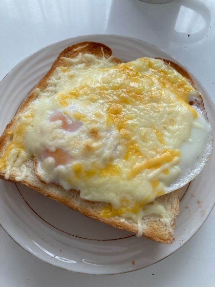 こんがりチーズの目玉焼きトースト