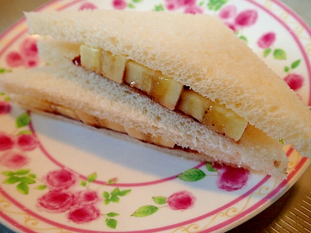 葡萄ジャムとバナナのサンドイッチ