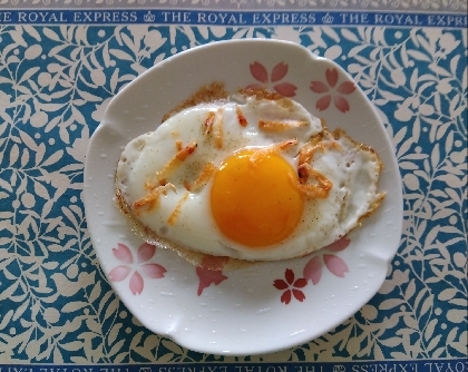 あみえびチーズと胡椒の目玉焼き