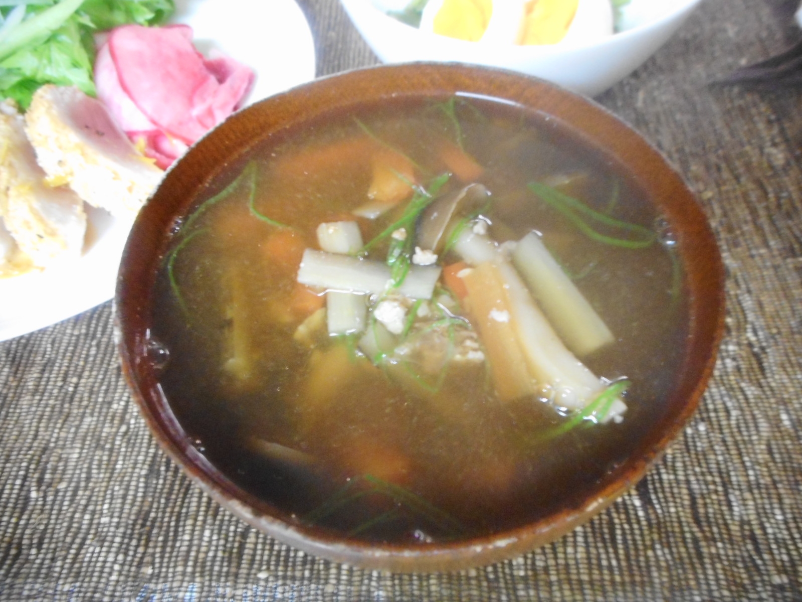 ゴボウとにんじんのそぼろ味噌汁