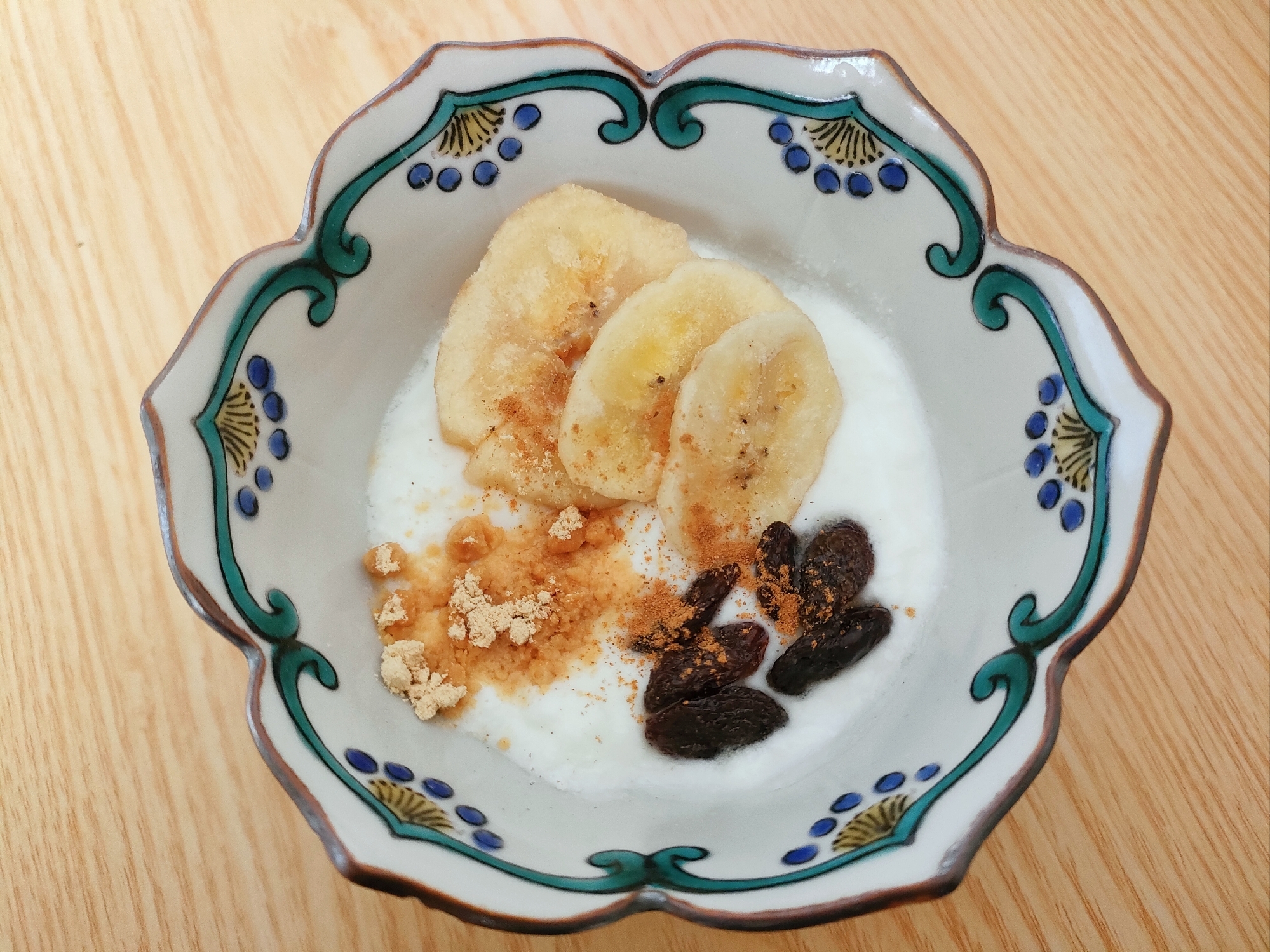 バナナチップときな粉とレーズンのヨーグルト