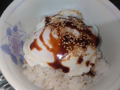 ごまと目玉焼きのご飯