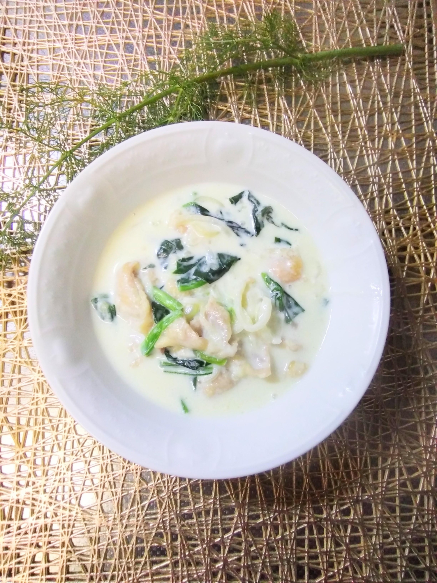 鶏皮☆鶏肉の皮とほうれん草のクリームシチュー