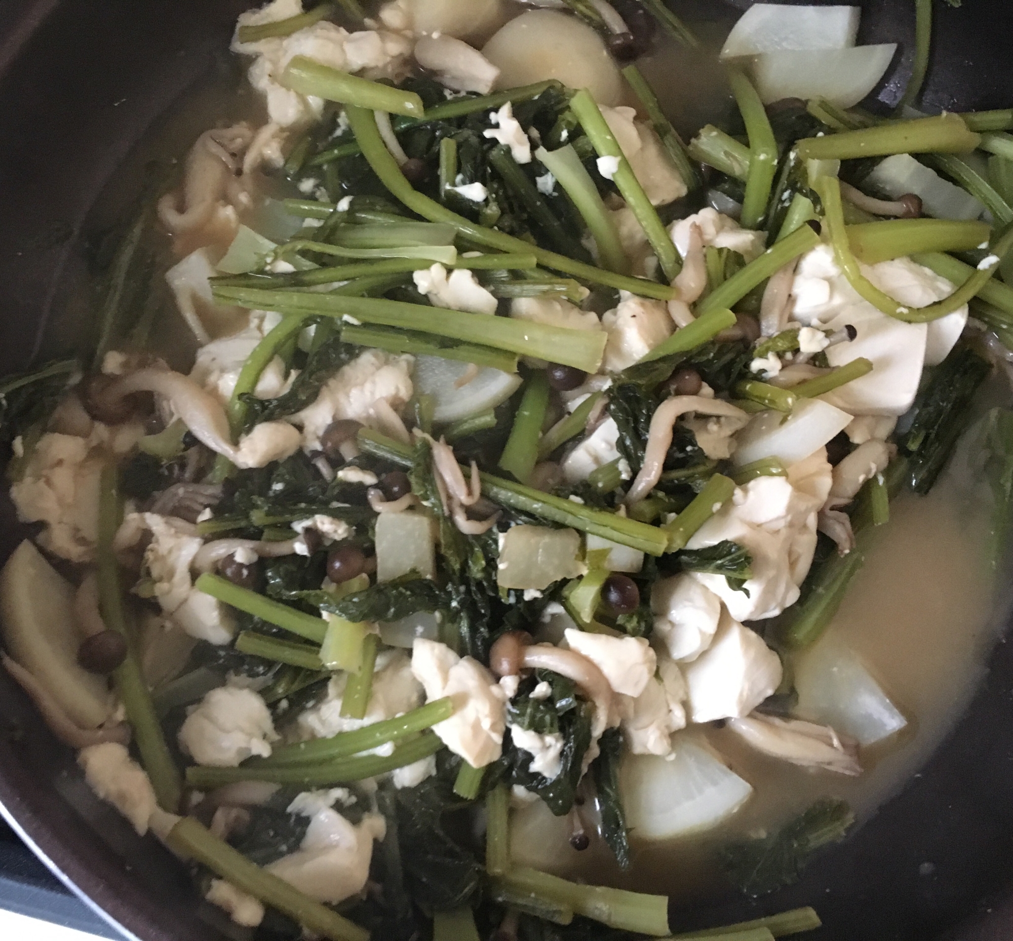 カブの葉とキノコと豆腐煮込み