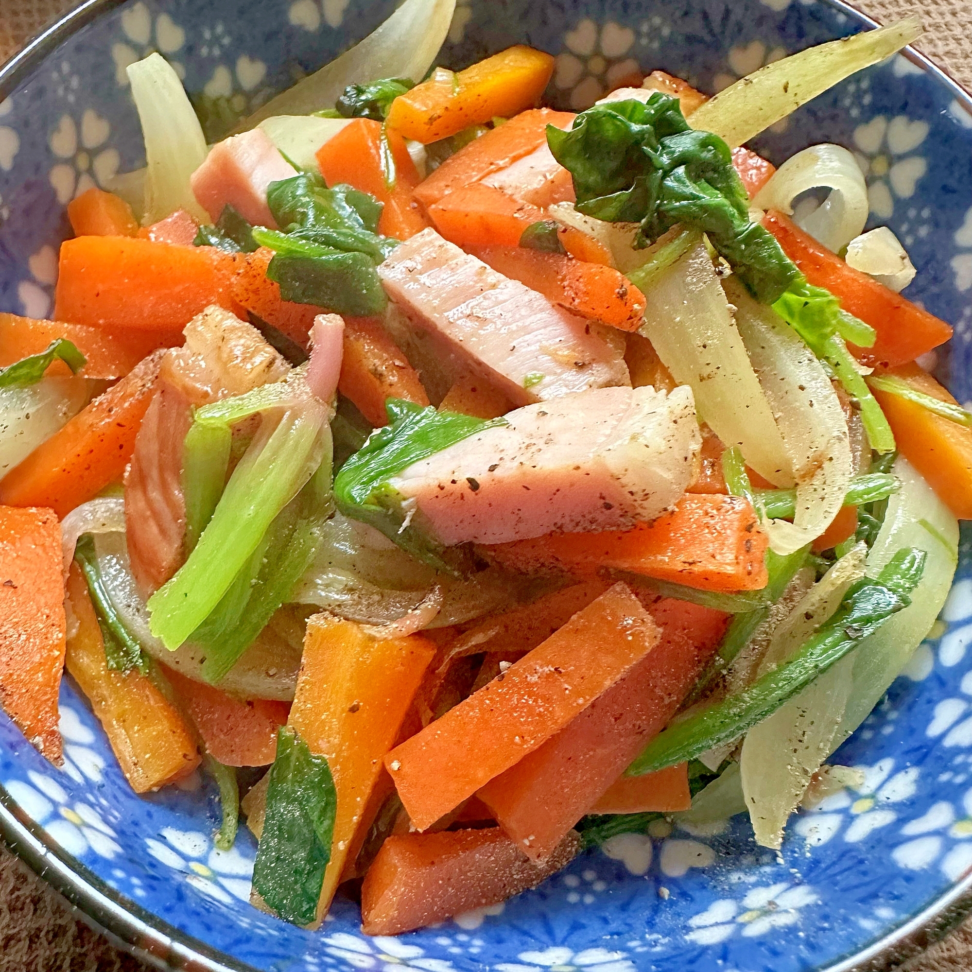 ハムとほうれん草とにんじんの炒め物*ꕤ*.ﾟ