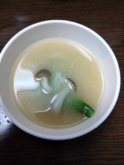 絹さやとしめじの味噌汁