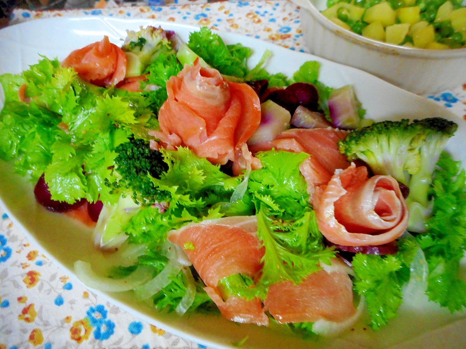 ワサビ菜とスモークサーモンのサラダ