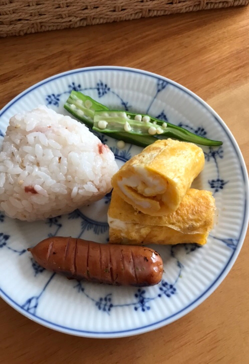 梅干しおむすびとカリフラワーの卵焼きの朝ごはん