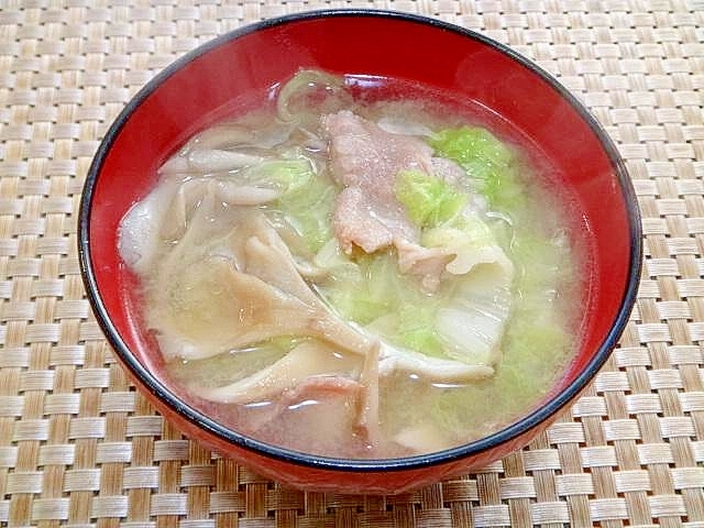 白菜と舞茸豚肉の味噌汁