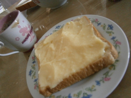 私もパンに塗ってみました～。ラップをかけて後日食べようと思ったら表面がちょっと固くなってしまいました・・・。