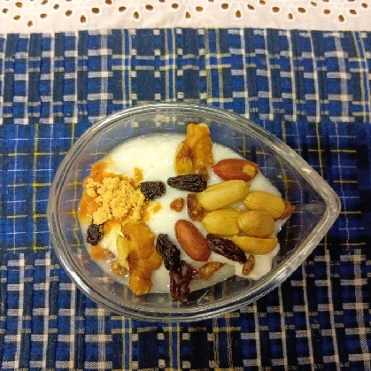 ナッツレーズン胡麻のヘルシーヨーグルト