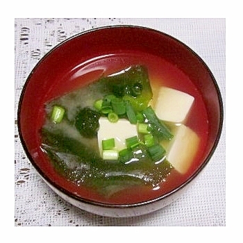 絹ごし豆腐・生わかめ・万能ねぎの味噌汁