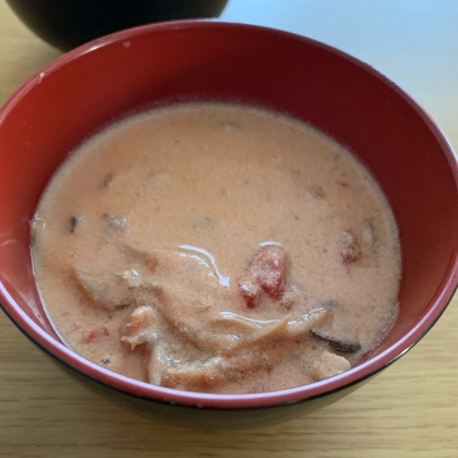 なんだか白っぽく写っていますがお味は美味しく出来ました♫豆乳トマトスープは自分では思い付きませんでした！ごちそう様です★