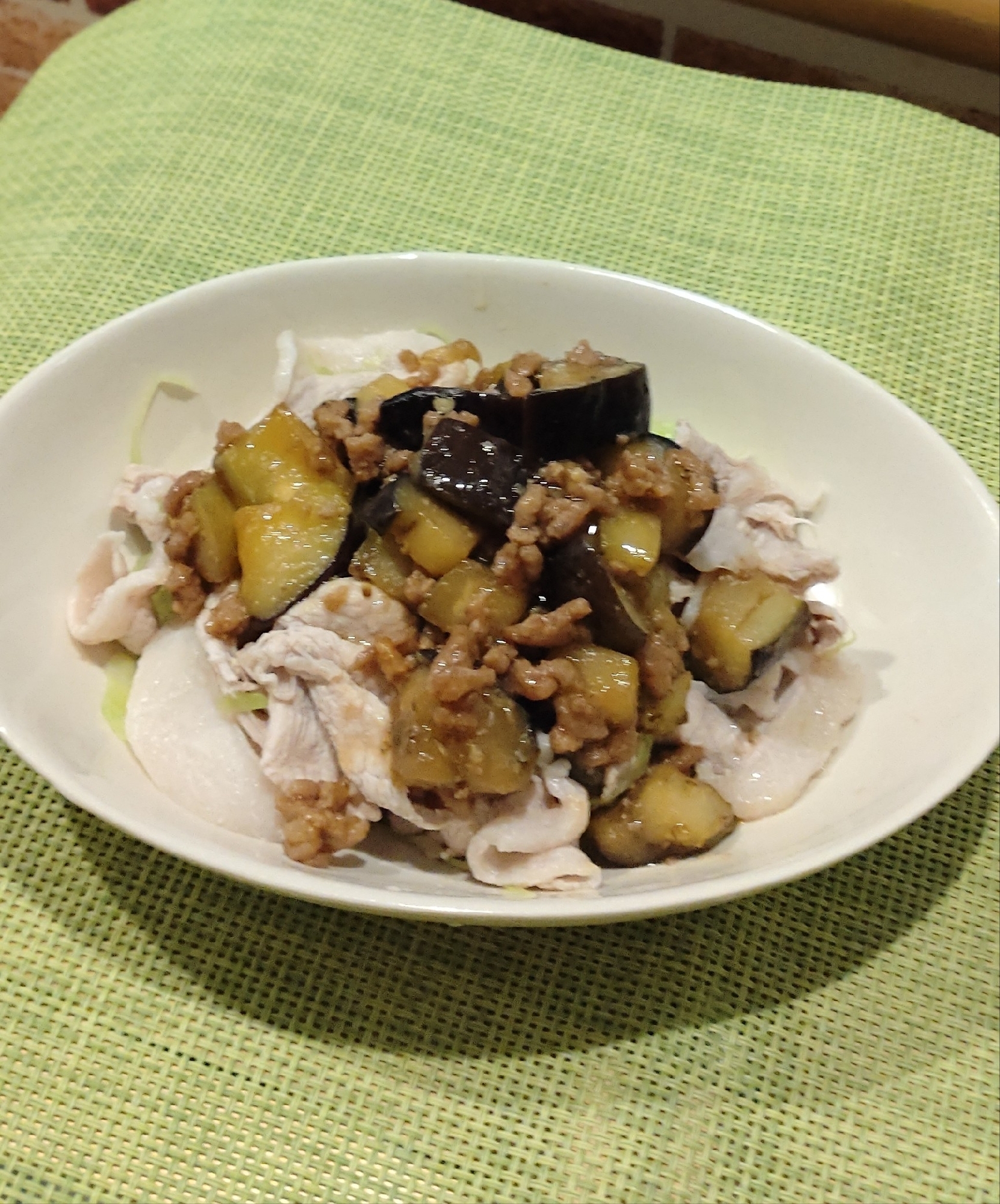 しゃぶしゃぶお肉に茄子のひき肉だれで