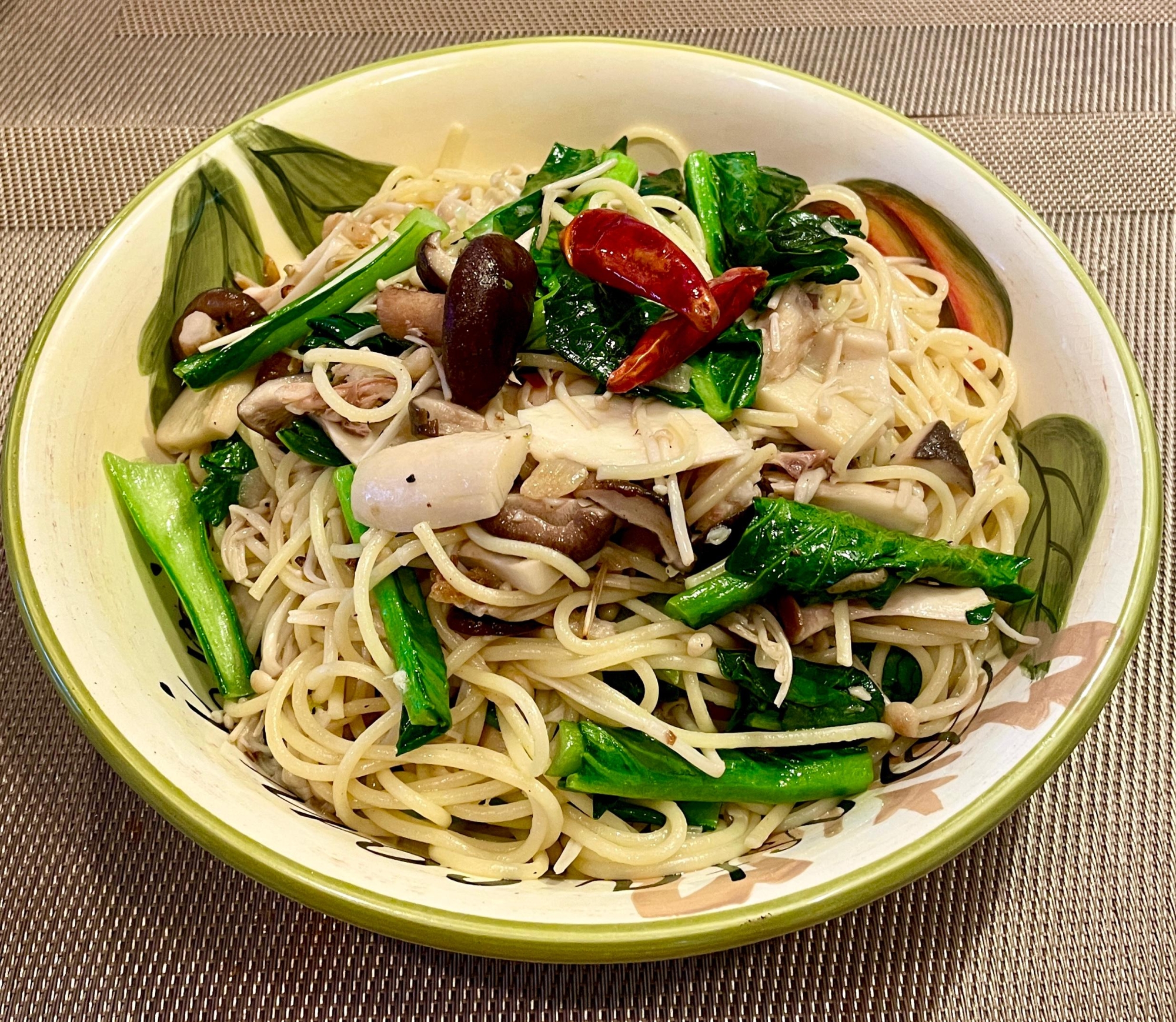 鯵の干物が変身♡鯵とキノコと小松菜のペペロンチーノ