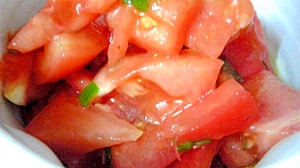夏にぴったり、冷たいトマトのサラダ