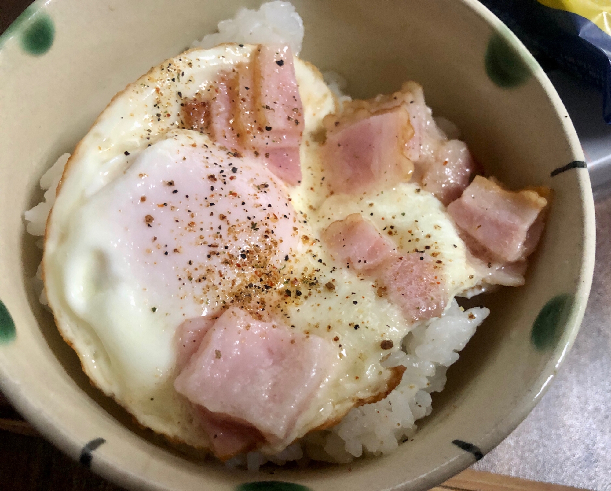 キャンプの朝ごはんに♪ベーコンエッグ丼