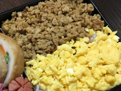 高野豆腐で鶏そぼろ風　2色そぼろ丼