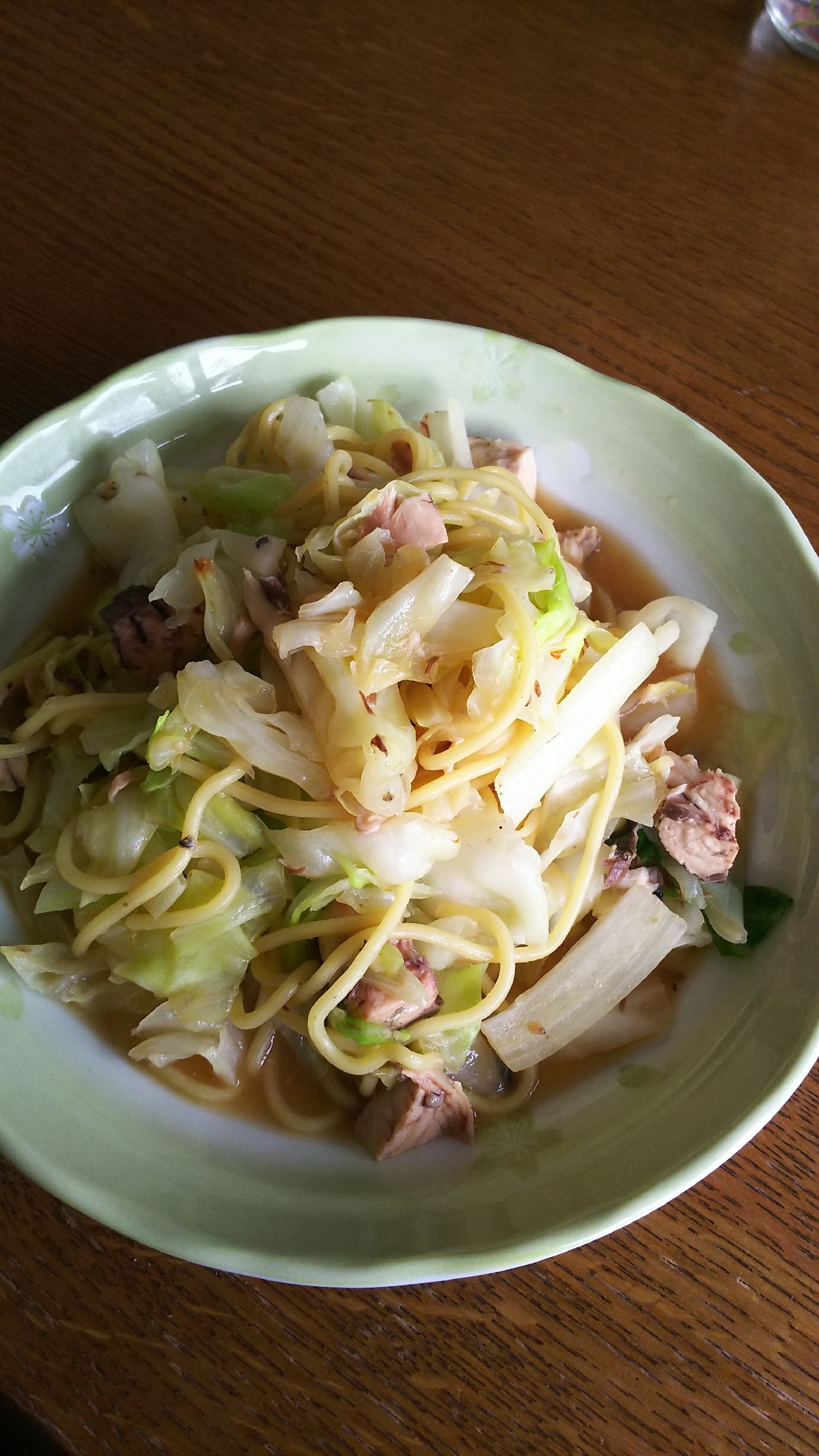 キャベツとサバ缶の焼きそば