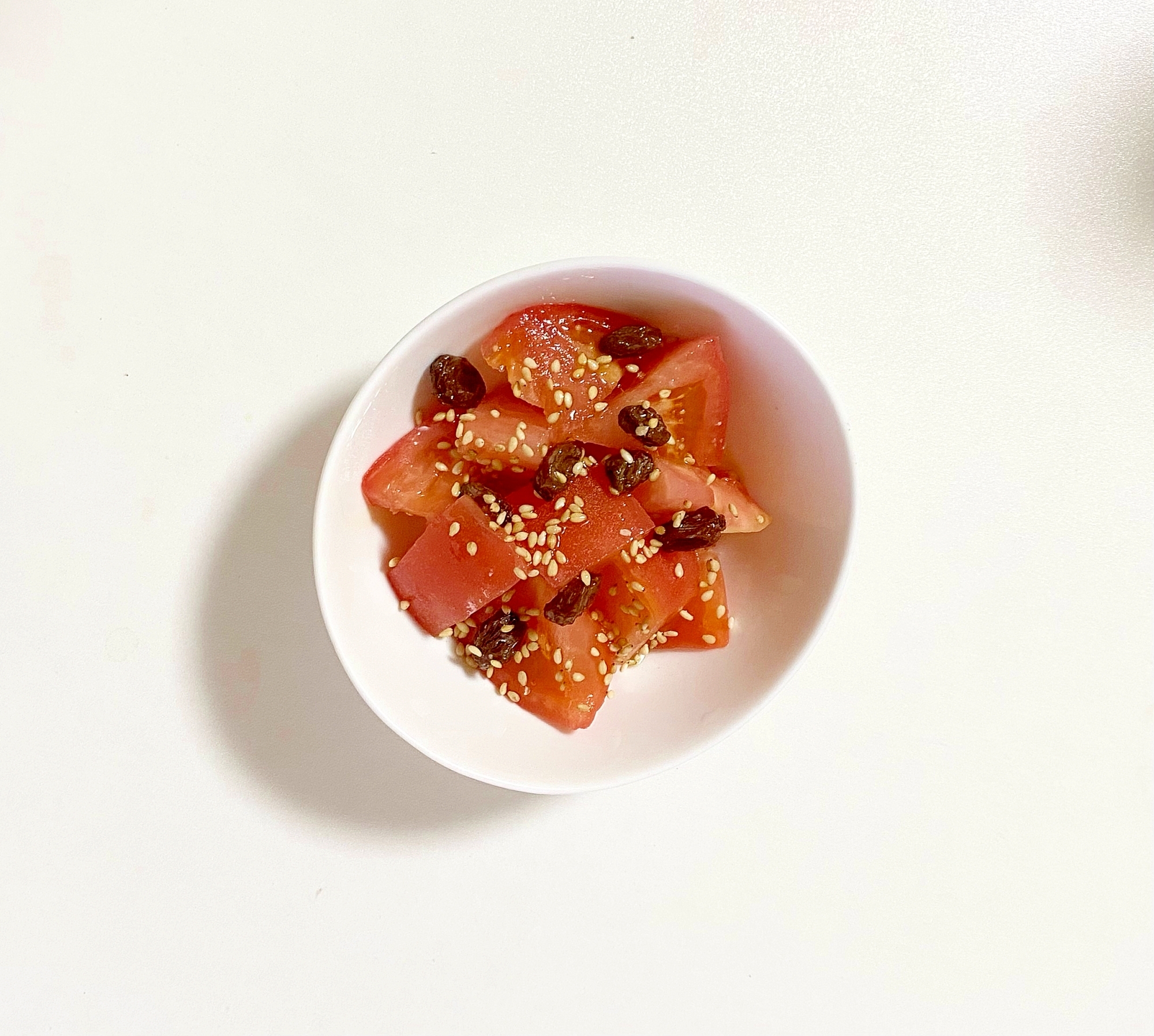 レーズン入りトマト胡麻サラダ