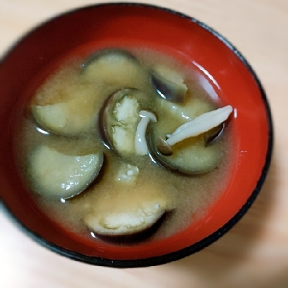 なすとしめじの味噌汁（昆布だし）
