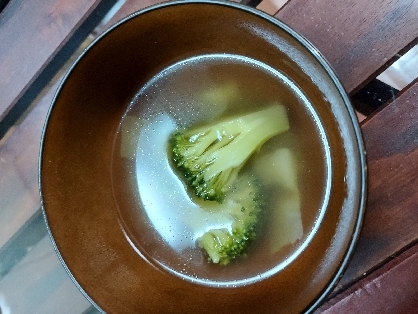 ブロッコリー、キャベツ、玉ねぎの中華スープ