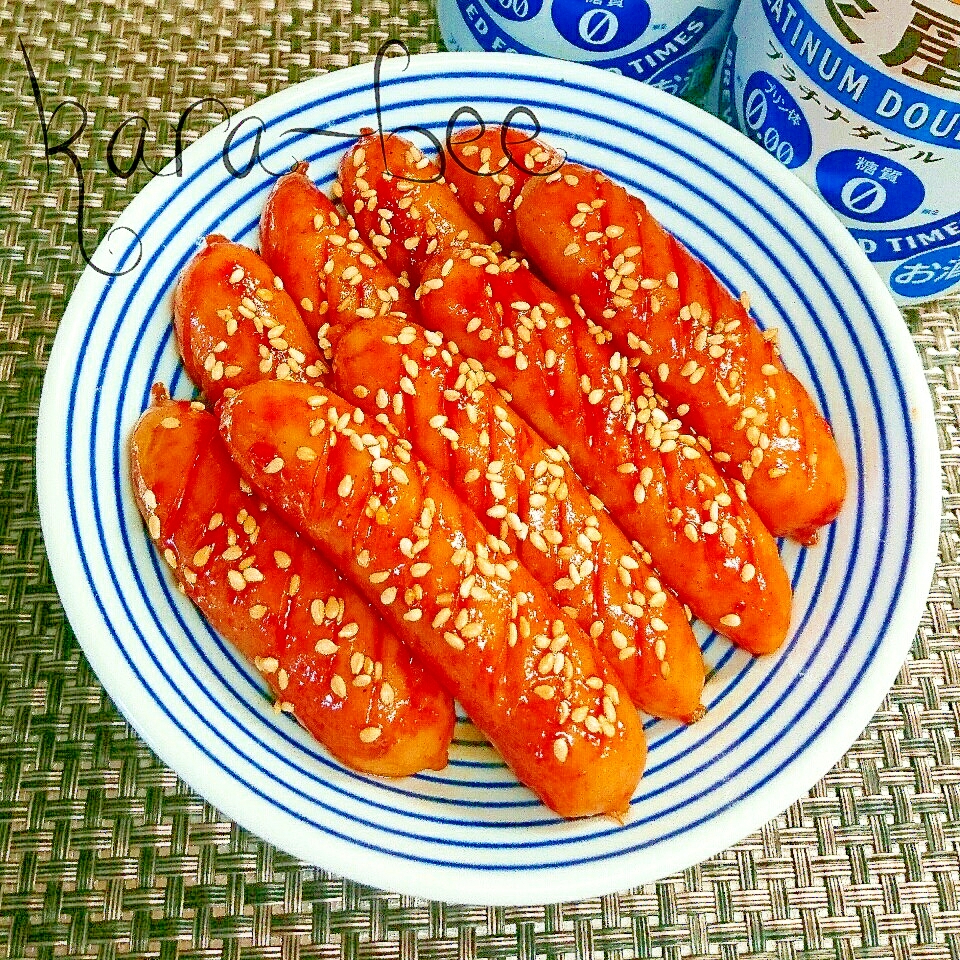 青い絵柄の皿に入ったコチュジャン照り焼きウィンナー