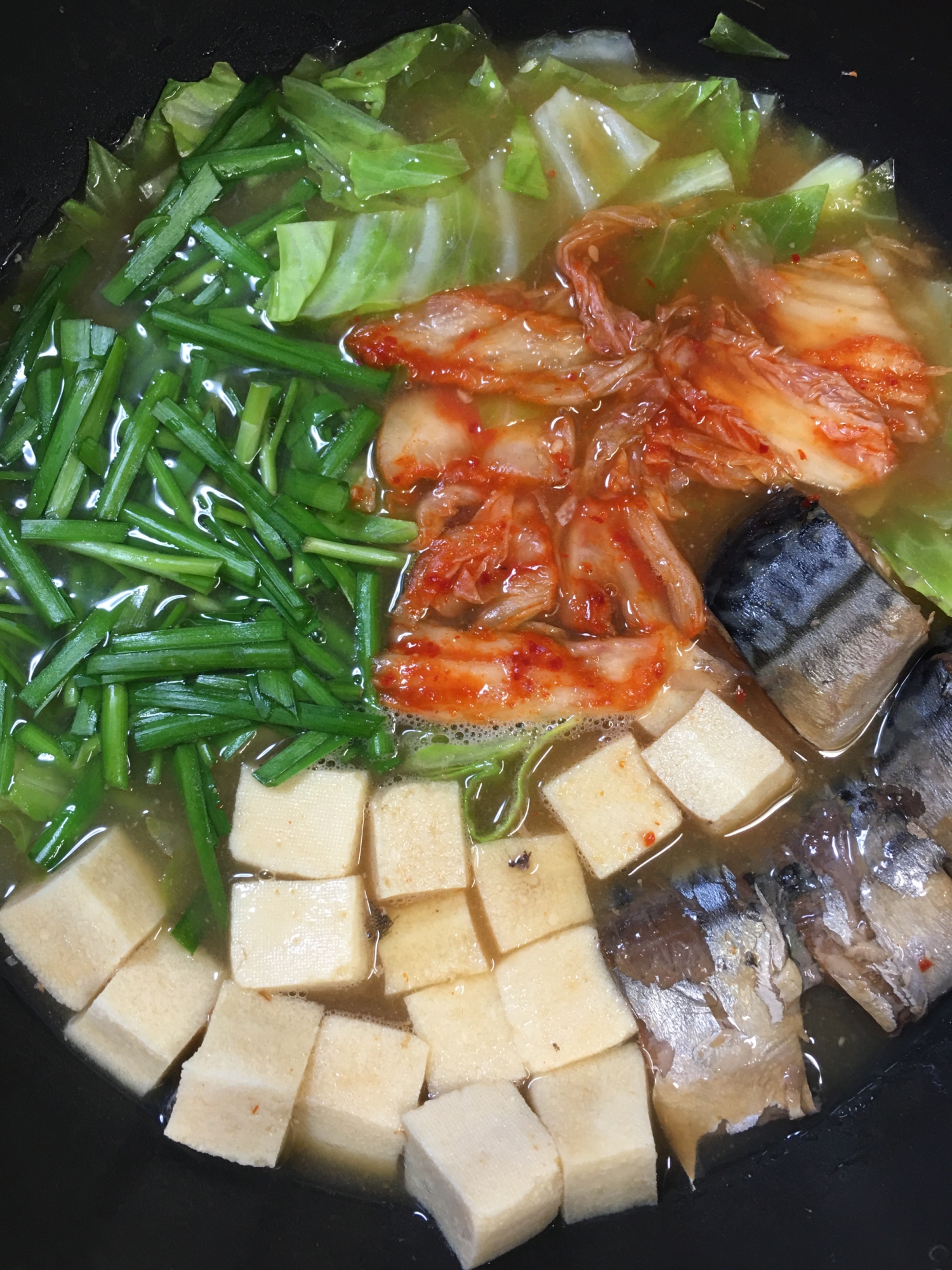 お腹いっぱいになる！サバ缶と高野豆腐のチゲ風スープ