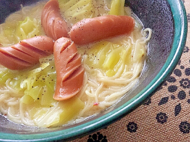 ウインナー＆キャベツ　とんこつラーメン**