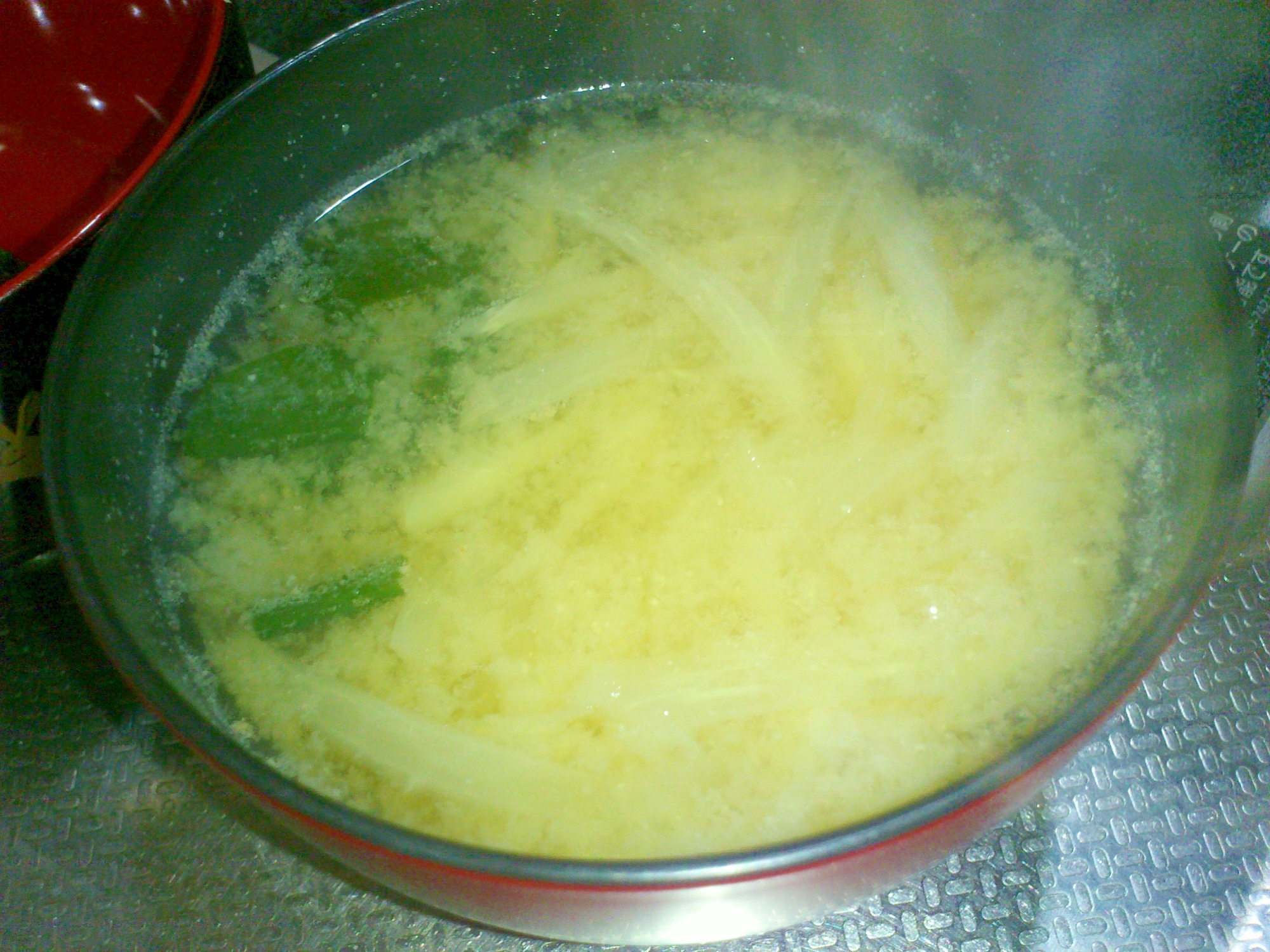 白菜の芯とわかめのお味噌汁