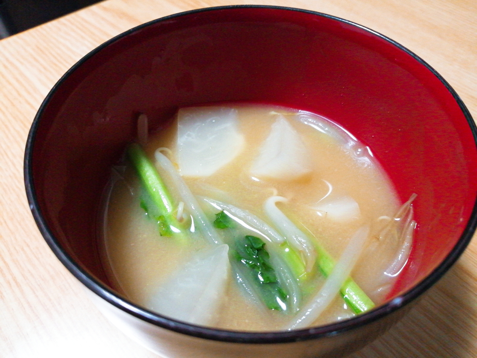 かぶとかぶの葉ともやしの味噌汁