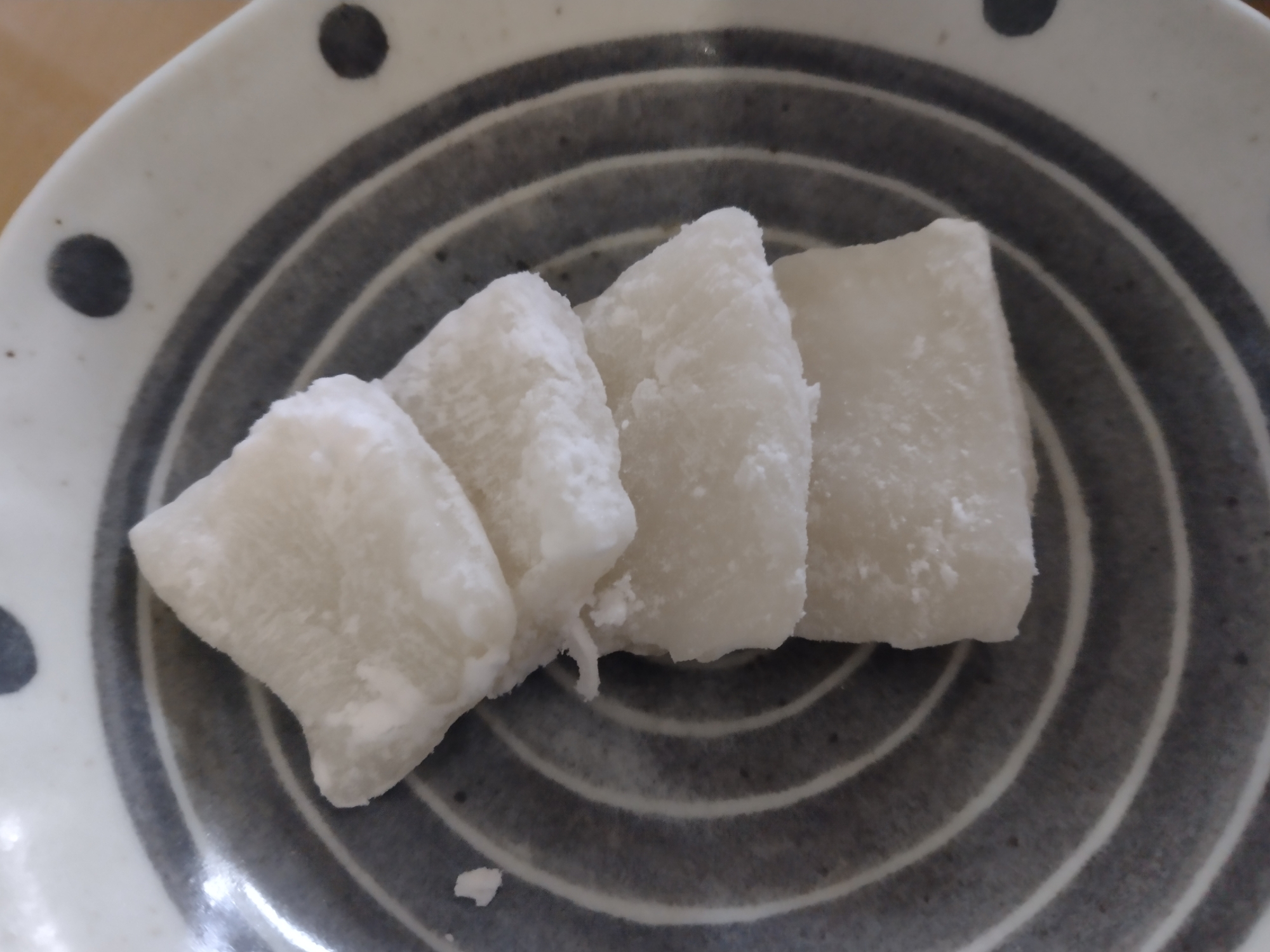 求肥(ぎゅうひ)…あんみつの上に乗ってるお餅です