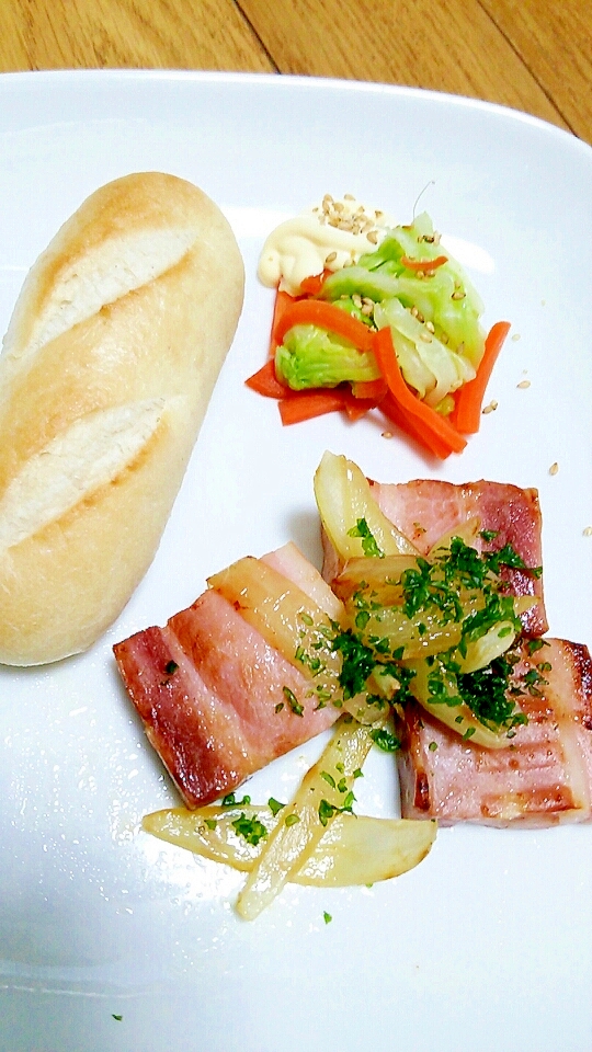 プチパンと厚切りベーコンソテーとホットサラダ