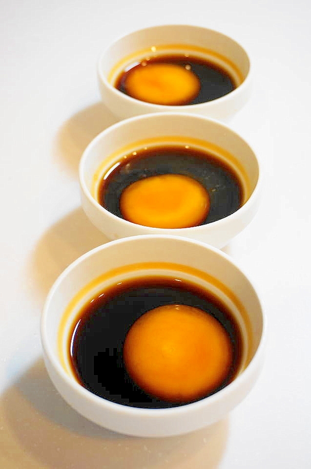 卵の旨みが濃縮された！醤油漬け卵黄の作り方