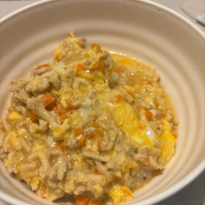 子供も食べやすい、鶏ひき肉の親子丼。野菜もたっぷり