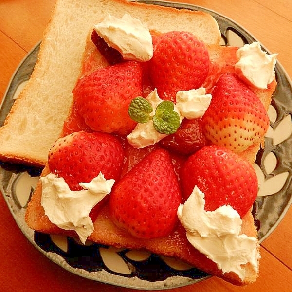 苺ジャム利用で５分❤苺とクリチのサンドイッチ♪