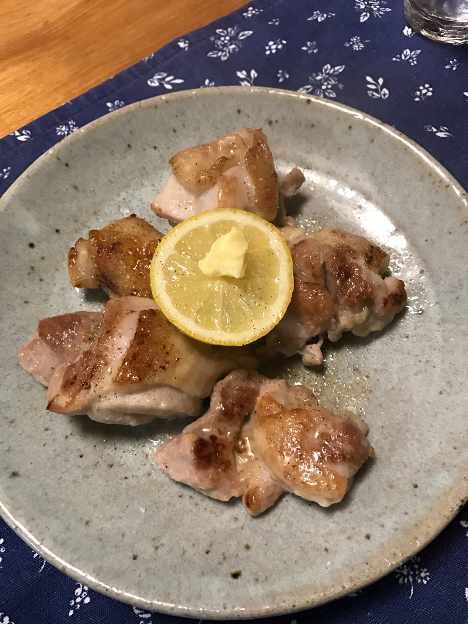 鶏もも肉のレモンバター焼き