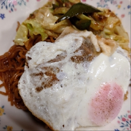 追いソースで濃厚焼きそば　目玉焼き乗せ