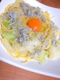 卵を落としてみました。
しらすが入ったパスタを食べるのははじめてです。いい塩味でおいしかったです（*^^*）♡