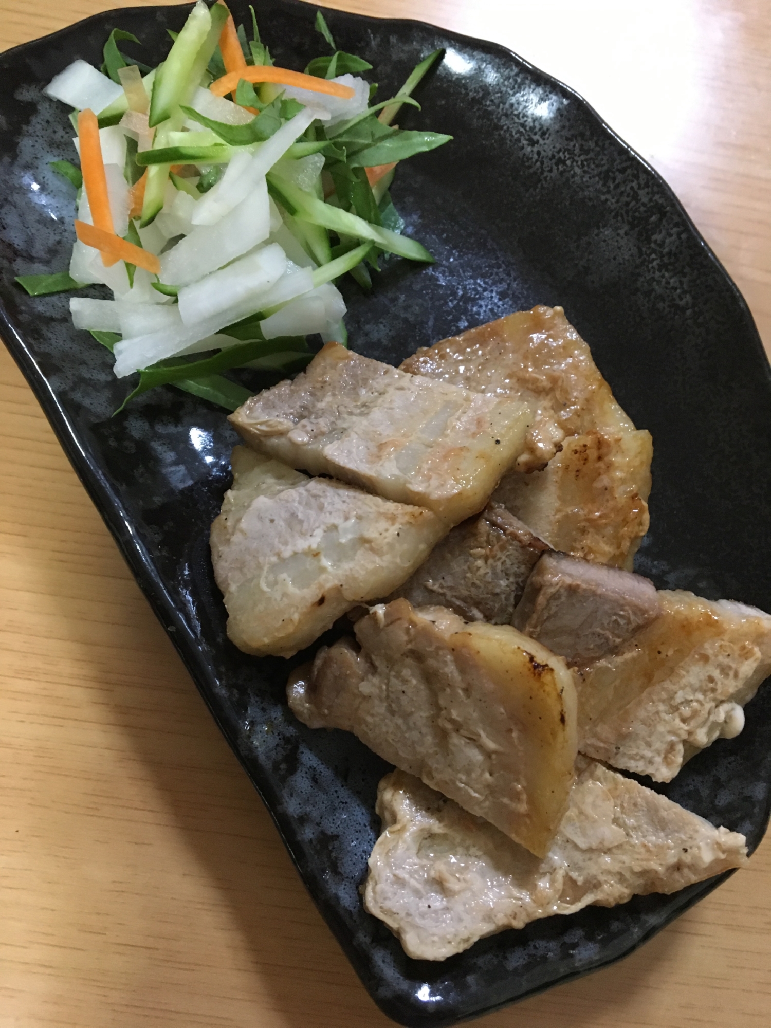 豚バラの味付け肉と水菜と大根のサラダ(*^^*)