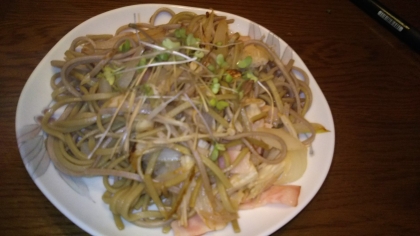 余った蕎麦でも違う味付けでいただけたので、嬉しかったです。野菜も足せたので、丁度いいランチになりました。ご馳走様です。