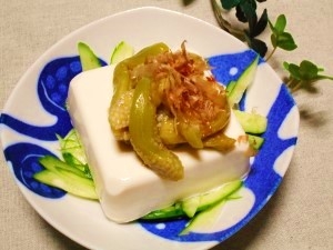 レンジで色美しい蒸し茄子が出来たことに感激、そしてトロッと味の浸みた漬け茄子で食べる豆腐が美味しかったです。ご馳走さまでした♪