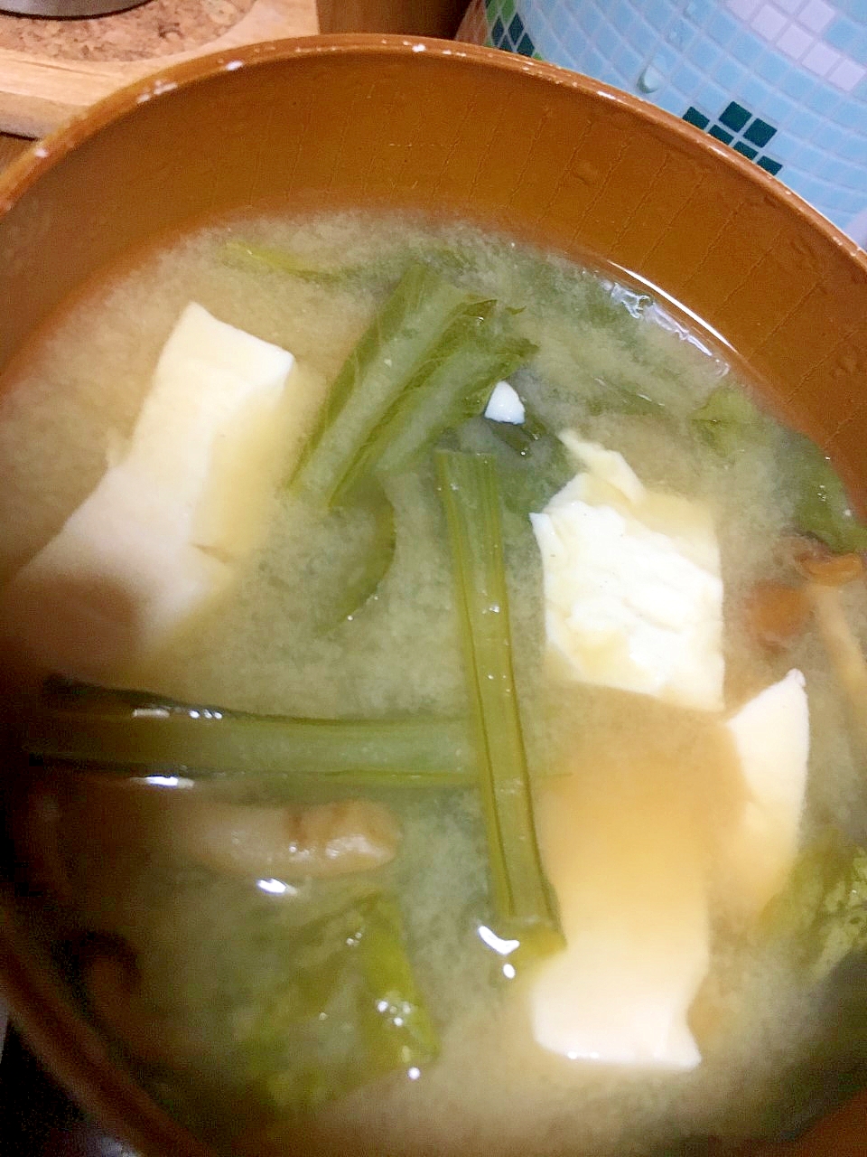 小松菜となめこと豆腐の味噌汁