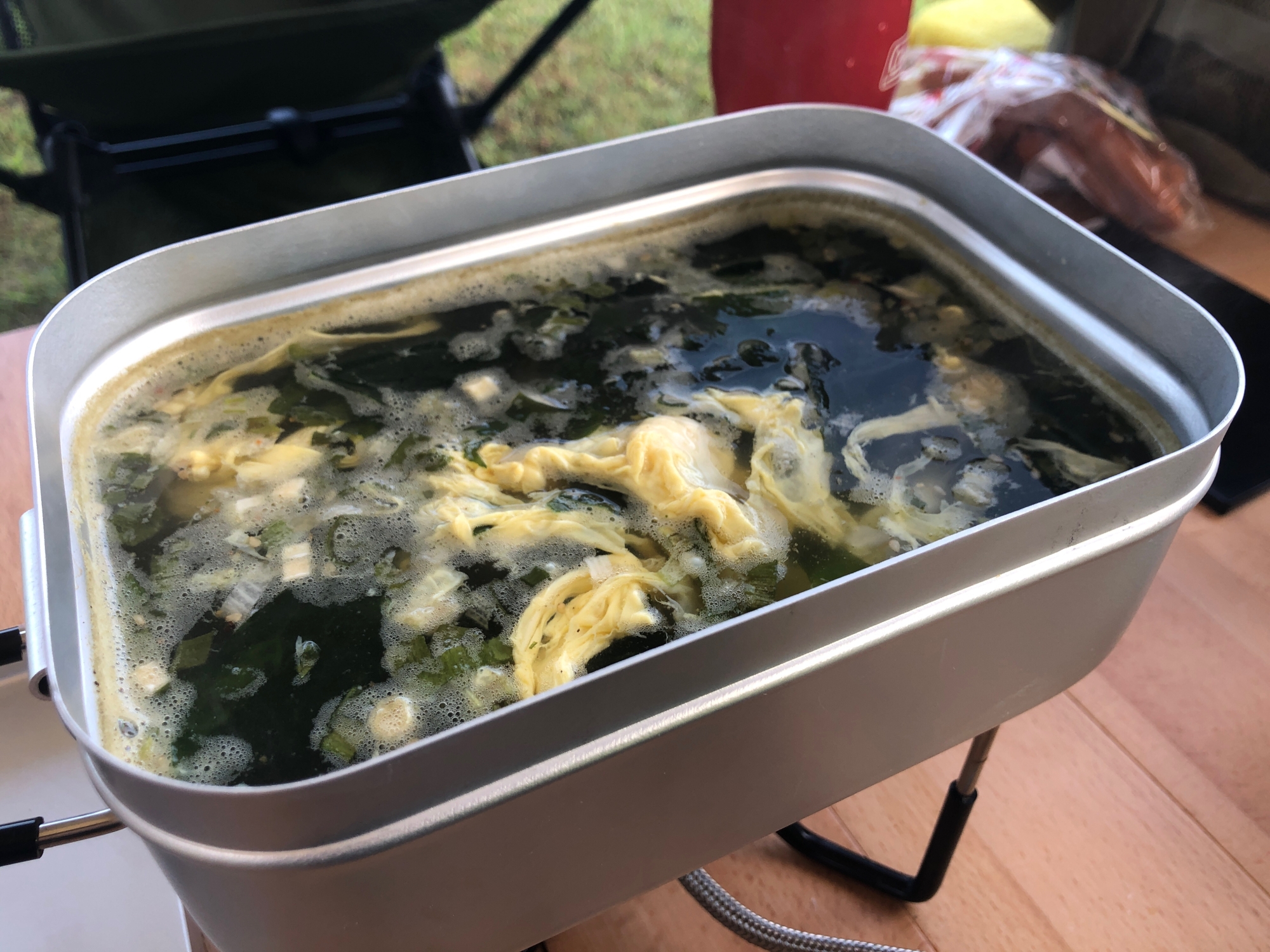 キャンプ飯♩大型メスティン使用のワカメスープ