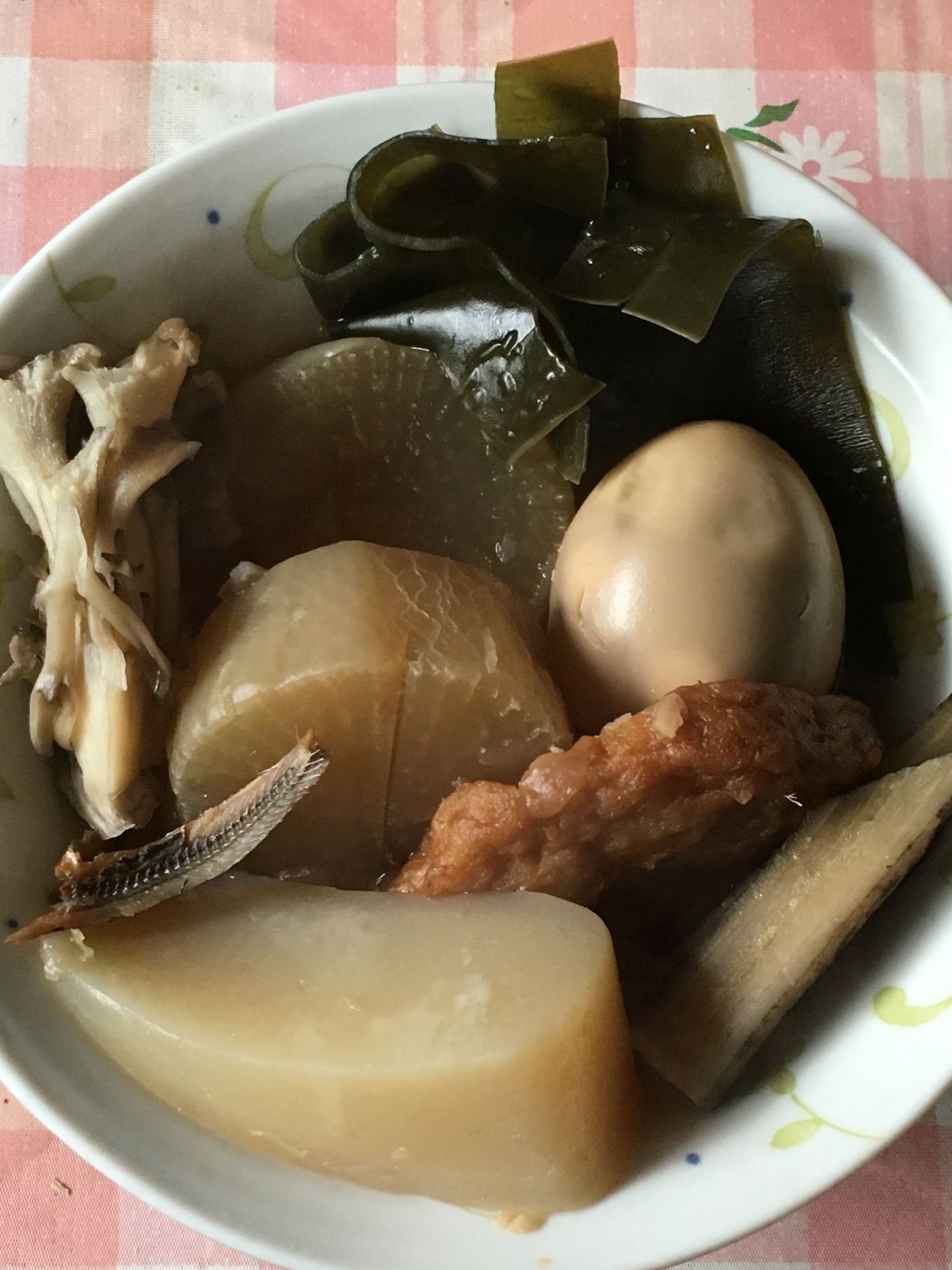 煮干し、昆布、大根、卵、野菜天、舞茸、蒟蒻のおでん