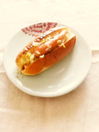 ケチャップ忍ばせて食べやすい♪( ´▽｀)裏ワザありがとう♡キャベツ炒めとウィンナーのシンプルホットドッグです☆